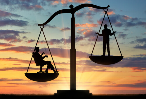 Balanza con dos personas representando la teoría de la elección racional