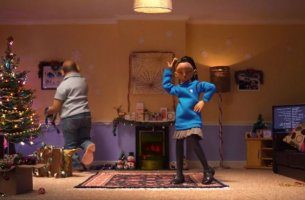 Niña bailando enseñando a su padre a estar presentes