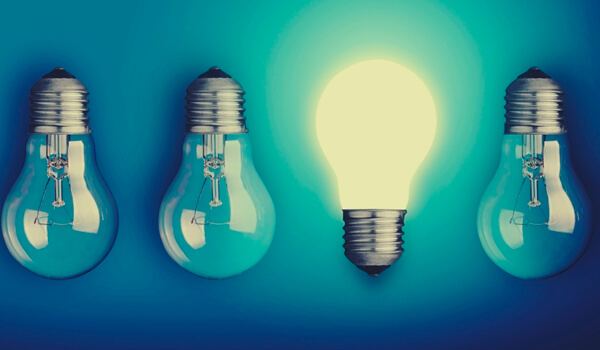 Bombillas representando la luz del desaprendizaje creativo