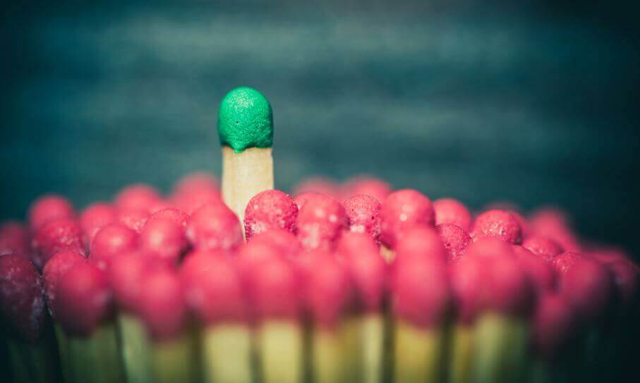 Cerilla verde con cerillas rojas