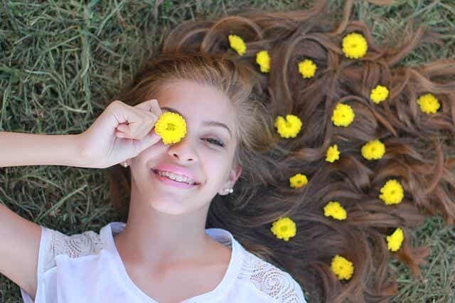 Chica adolescente con flores amarillas
