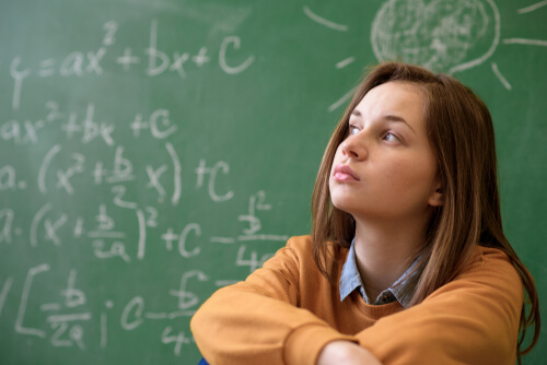 Chica en clase de matemáticas