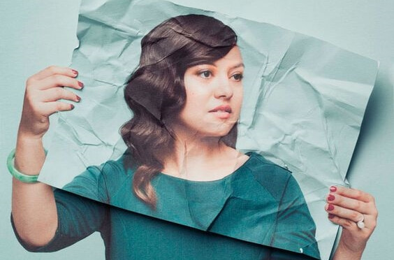 chica representando la culpa patológica