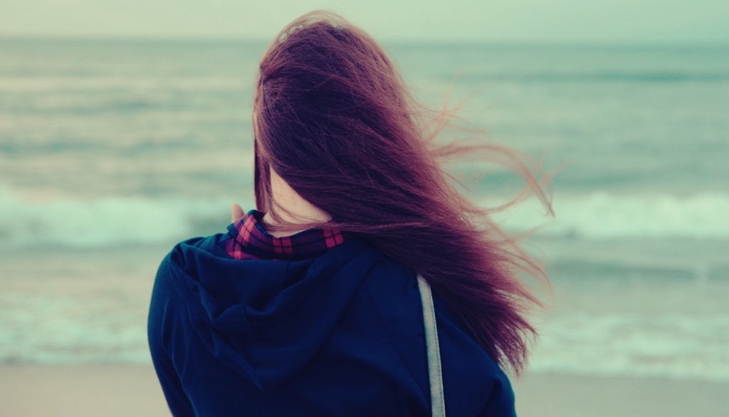 chica de espaldas que ha sufrido el robo de la infancia