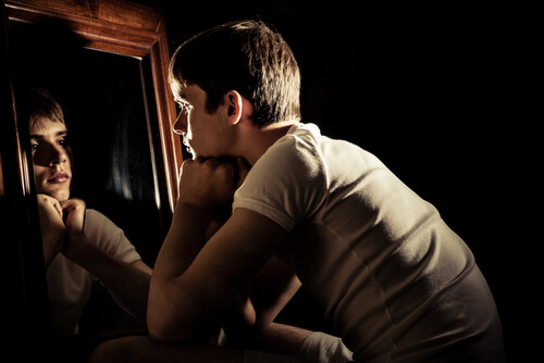 Chico adolescente mirándose al espejo
