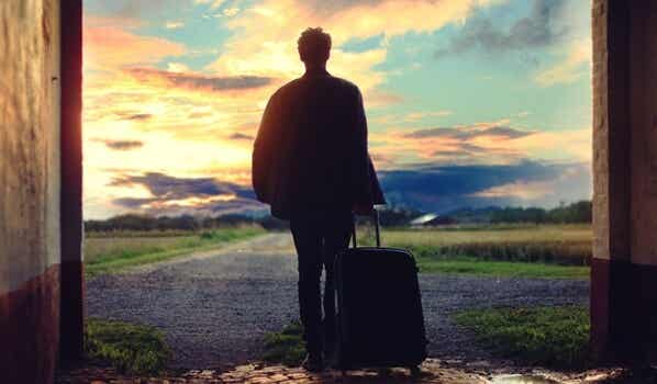 chico con maleta disfrutando de viajar solo