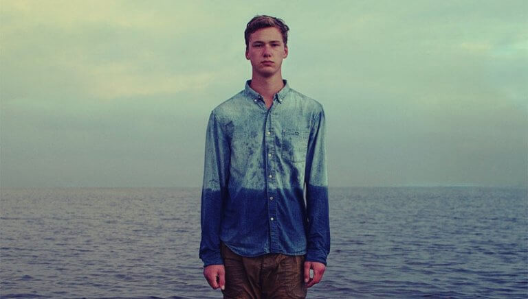 Chico en el mar representando como ocultar tus emociones