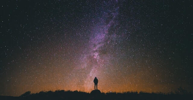 Chico mirando las estrellas representando las frases de Suzanne Powell