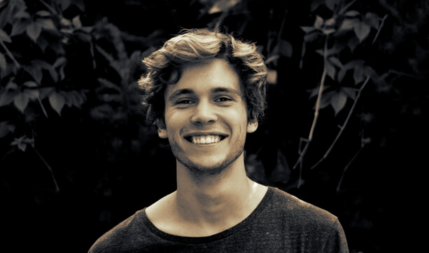 chico sonriente representando la amistad a "primera vista"