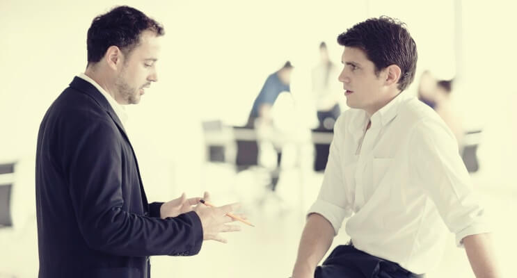 compañeros de trabajo que no mantienen el contacto visual