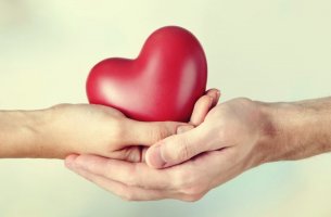 Manos con un corazón para representar la comunicación empática