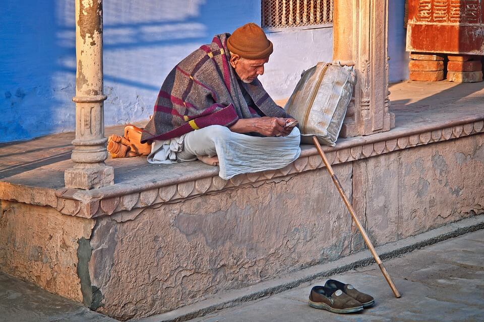 Hombre sentado en la calle en India