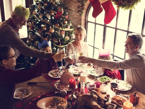 Familia cenando en navidad