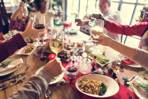 Familia cenando en Navidad