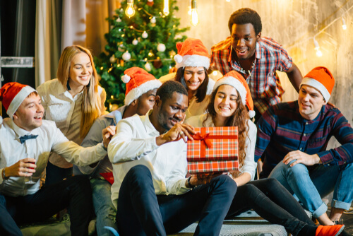 Familia dándose regalos