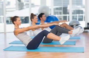 Gente haciendo pilates