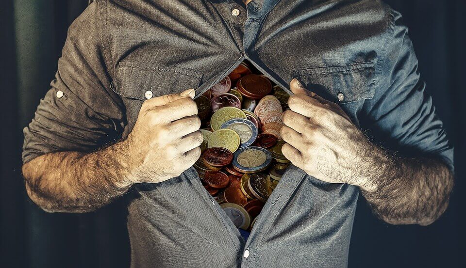 Hombre con el interior lleno de dinero