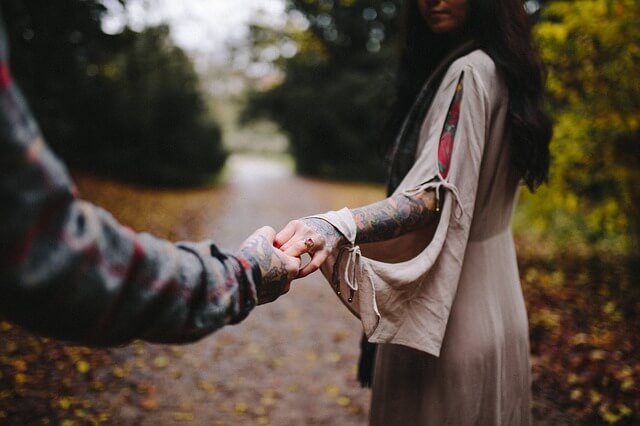 Hombre cogiendo mano la una mujer