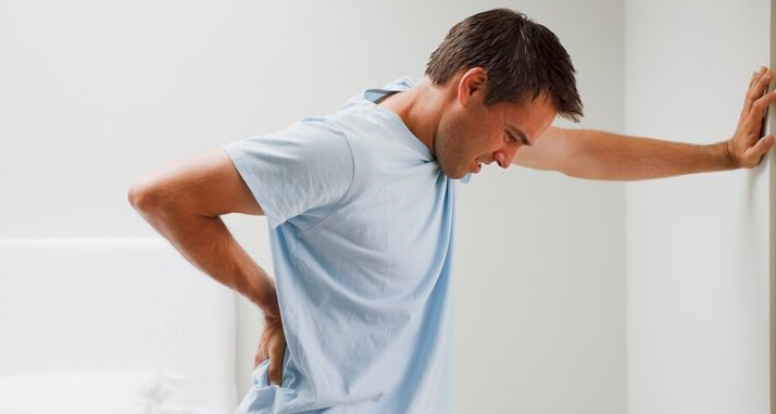 hombre que sufre cansancio crónico