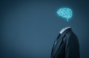 Hombre con cerebro de luces para representar el Modelo de inteligencia de Cattell