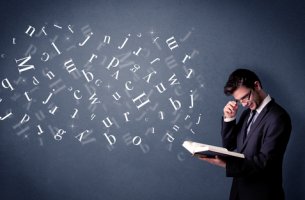 Hombre con dislexia leyendo