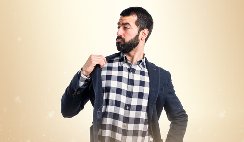 Hombre con orgullo que muestra manifestaciones de la envidia