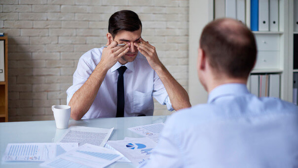 Hombre con sueño en el trabajo