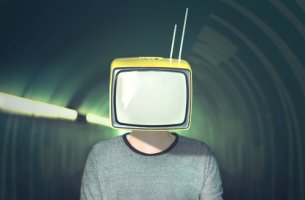 Hombre con televisión en la cabeza para representar las estrategias de la manipulación mediática