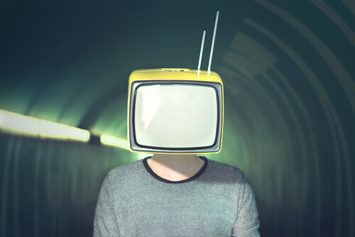 Hombre con televisión en la cabeza representando las estrategias de manipulación masiva