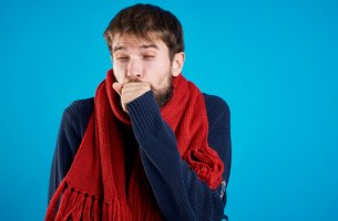 Hombre fingiendo estar malo como ejemplo de los trastornos facticios