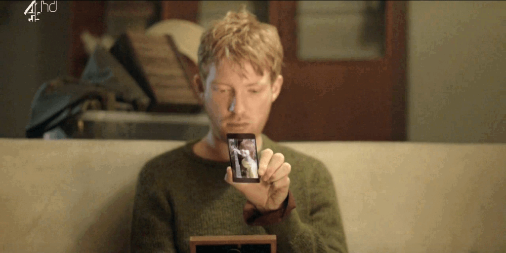 Hombre mirando el móvil