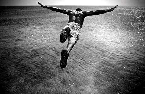 Hombre saltando al mar
