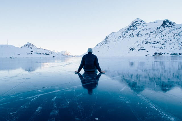 Hombre sentado en el hielo