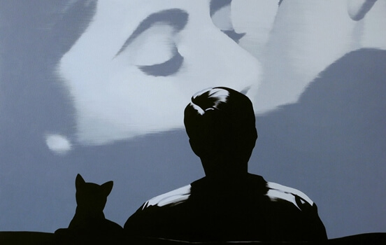 hombre en el cine pensando en cómo la mente te engaña