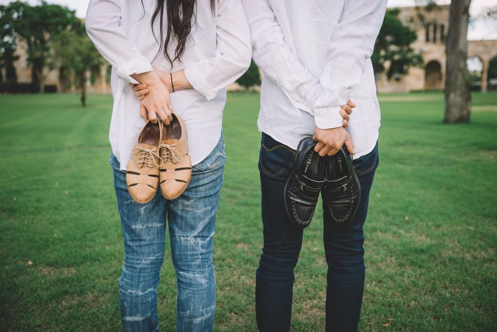 Hombre y mujer en el campo