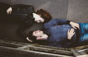 Hombre y mujer tumbados en el suelo para representar las diferencias entre los hombres y las mujeres