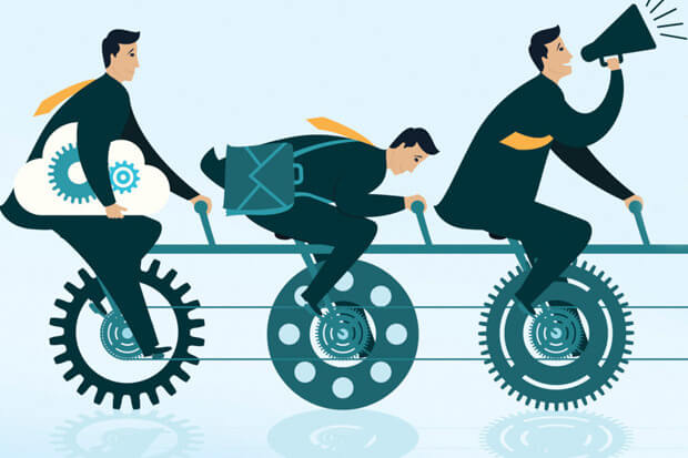 equipo de trabajo en bici representando la simplicidad inteligente