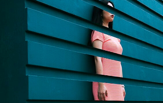 imagen laminada de una mujer representando la culpa patológica