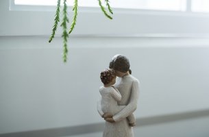 Madre cogiendo a su hijo en brazos como ejemplo de la infancia relajada