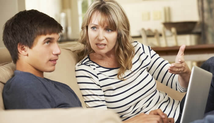 Madre con hijo adolescente