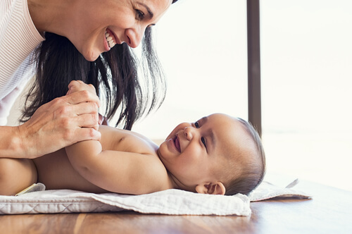 Madre con su hijo sonriendo