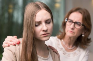 Madre consolando a su hija adolescente