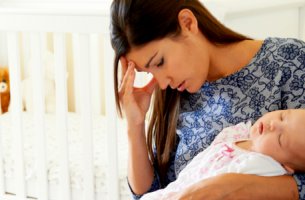 Madre sintiendo culpa por no dar el pecho a su bebé