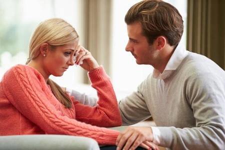 Mujer triste con su marido