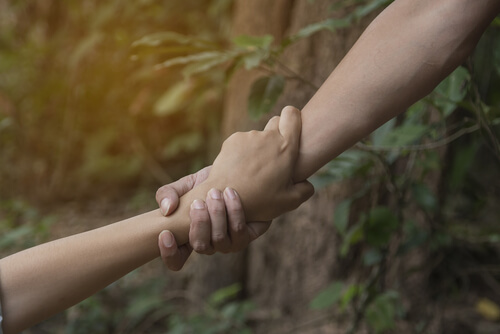 Mano que ayuda a otra