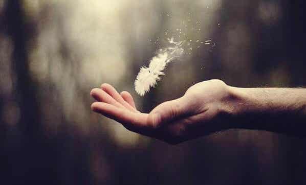 mano con pluma representando el sentido de la vida según Viktor Frankl