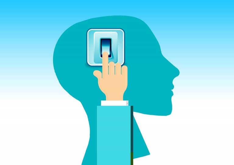 Mano pulsando un interruptor en un cerebro