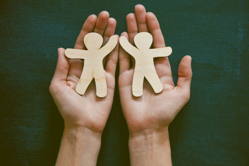 Twee figuurtjes op een hand