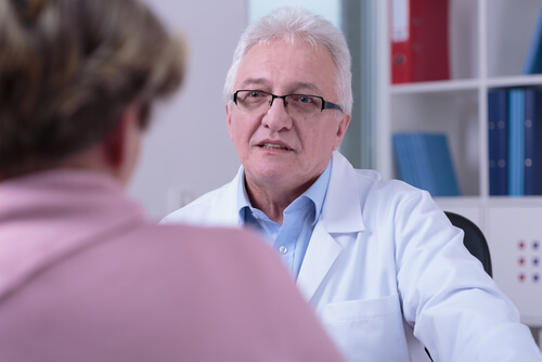 Médico con paciente en la consulta