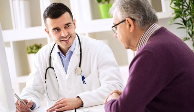 médico aplicando la comunicación oncológica